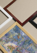 Widok z góry na cztery drewniane ramki, w jednej z nich oprawiony plakat Henri-Edmond Cross ogród pointylistyczny neoimp