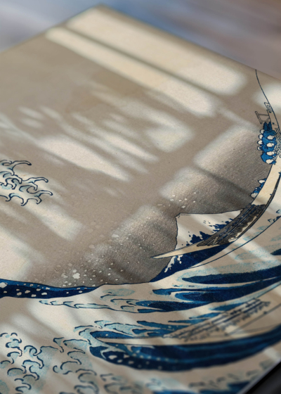Zbliżenie na detale plakatu: Wielka Fala w Kanagawie Katsushika Hokusai