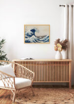 Aranżacja wnętrza, na ścianie wisi plakat w ramce: Wielka Fala w Kanagawie Katsushika Hokusai