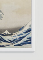 Zbliżenie na detale plakatu oprawionego w drewnianą białą ramkę od Plakatello®: Wielka Fala w Kanagawie Katsushika Hokusai