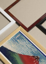 Widok z góry na cztery drewniane ramki, w jednej z nich oprawiony plakat Czerwony Fuji Katsushika Hokusai japońska sztuka 1830