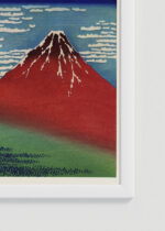 Zbliżenie na detale plakatu oprawionego w drewnianą białą ramkę od Plakatello®: Czerwony Fuji Katsushika Hokusai japońska sztuka 1830