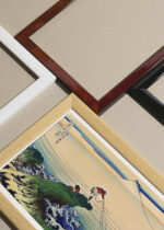 Widok z góry na cztery drewniane ramki, w jednej z nich oprawiony plakat rybacy Koshu Kajikazawa Hokusai Fuji japoński