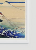 Zbliżenie na detale plakatu oprawionego w drewnianą białą ramkę od Plakatello®: rybacy Koshu Kajikazawa Hokusai Fuji japoński