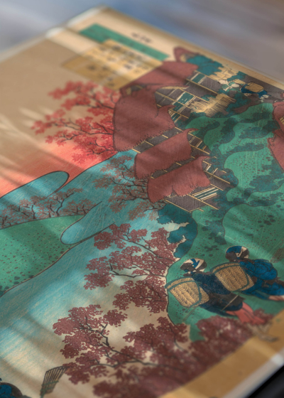 Zbliżenie na detale plakatu: Hokusai japońska sztuka ukiyo-e góry wędrowcy