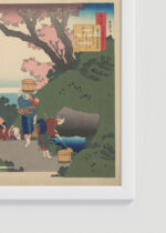 Zbliżenie na detale plakatu oprawionego w drewnianą białą ramkę od Plakatello®: Katsushika Hokusai kwitnąca wiśnia ukiyo-e sakura