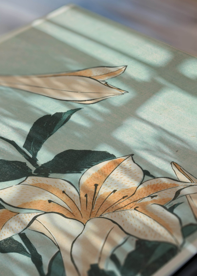 Zbliżenie na detale plakatu: Lilie Katsushika Hokusai japoński ukiyo-e botaniczny