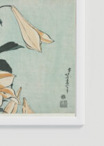 Zbliżenie na detale plakatu oprawionego w drewnianą białą ramkę od Plakatello®: Lilie Katsushika Hokusai japoński ukiyo-e botaniczny