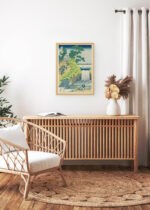 Aranżacja wnętrza, na ścianie wisi plakat w ramce: wodospad Hokusai widoki góry Fuji japońskie ukiyo-e