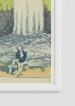 Zbliżenie na detale plakatu oprawionego w drewnianą białą ramkę od Plakatello®: wodospad Hokusai widoki góry Fuji japońskie ukiyo-e