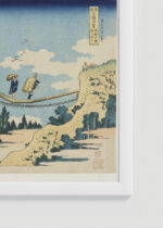 Zbliżenie na detale plakatu oprawionego w drewnianą białą ramkę od Plakatello®: Most linowy Hida Katsushika Hokusai ukiyo-e japoński