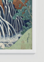 Zbliżenie na detale plakatu oprawionego w drewnianą białą ramkę od Plakatello®: Wodospad Kirifuri Katsushika Hokusai ukiyo-e