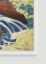 Zbliżenie na detale plakatu oprawionego w drewnianą białą ramkę od Plakatello®: Wodospad Yoshitsune Katsushika Hokusai ukiyo-e
