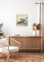 Aranżacja wnętrza, na ścianie wisi plakat w ramce: Góra Fuji z jeziora Ashi spowita chmurami Katsushika Hokusai