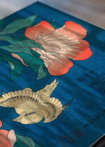 Zbliżenie na detale plakatu: Piwonie i kanarek Katsushika Hokusai ukiyo-e