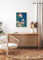 Aranżacja wnętrza, na ścianie wisi plakat w ramce: Piwonie i kanarek Katsushika Hokusai ukiyo-e