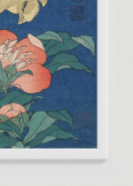 Zbliżenie na detale plakatu oprawionego w drewnianą białą ramkę od Plakatello®: Piwonie i kanarek Katsushika Hokusai ukiyo-e