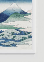 Zbliżenie na detale plakatu oprawionego w drewnianą białą ramkę od Plakatello®: Umegawa Sagami Hokusai Fuji japońska sztuka ukiyo-e