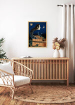 Aranżacja wnętrza, na ścianie wisi plakat w ramce: Okiku japoński duch Katsushika Hokusai ukiyo-e