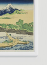 Zbliżenie na detale plakatu oprawionego w drewnianą białą ramkę od Plakatello®: Hokusai góra Fuji ukiyo-e japoński drzeworyt vintage