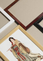 Widok z góry na cztery drewniane ramki, w jednej z nich oprawiony plakat ukiyo-e Benzaiten Benten japońska bogini muzyki i miłości Hokusai