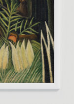 Zbliżenie na detale plakatu oprawionego w drewnianą białą ramkę od Plakatello®: Tropikalna dżungla Henri Rousseau reprodukcja