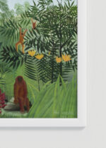 Zbliżenie na detale plakatu oprawionego w drewnianą białą ramkę od Plakatello®: Małpy w dżungli Henri Rousseau tropikalny naiwny