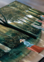 Zbliżenie na detale plakatu: Henri Rousseau park spacerujące postacie sztuka naiwna