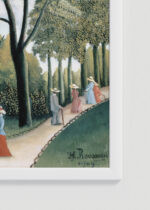 Zbliżenie na detale plakatu oprawionego w drewnianą białą ramkę od Plakatello®: Henri Rousseau park spacerujące postacie sztuka naiwna