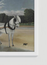 Zbliżenie na detale plakatu oprawionego w drewnianą białą ramkę od Plakatello®: kariolka La Carriole du Père Junier Henri Rousseau