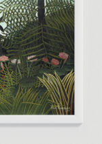 Zbliżenie na detale plakatu oprawionego w drewnianą białą ramkę od Plakatello®: Negre attaque par un jaguar Henri Rousseau