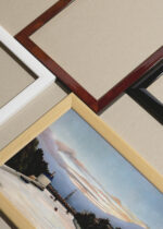 Widok z góry na cztery drewniane ramki, w jednej z nich oprawiony plakat Wieża Eiffla 1898 Henri Rousseau Paryż