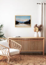 Aranżacja wnętrza, na ścianie wisi plakat w ramce: Wieża Eiffla 1898 Henri Rousseau Paryż