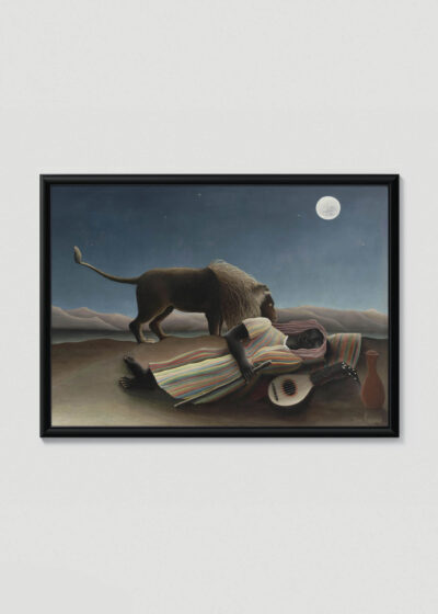 Plakat w drewnianej czarnej ramce: Śpiąca cyganka La Bohémienne endormie Henri Rousseau