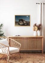 Aranżacja wnętrza, na ścianie wisi plakat w ramce: Śpiąca cyganka La Bohémienne endormie Henri Rousseau