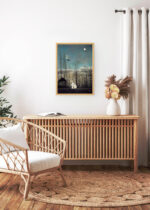 Aranżacja wnętrza, na ścianie wisi plakat w ramce: Henri Rousseau Karnawał wieczorem naiwne malarstwo