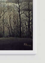 Zbliżenie na detale plakatu oprawionego w drewnianą białą ramkę od Plakatello®: Henri Rousseau Karnawał wieczorem naiwne malarstwo