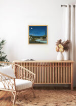 Aranżacja wnętrza, na ścianie wisi plakat w ramce: Sekwana w Suresnes Henri Rousseau nocny pejzaż z wieżą Eiffla