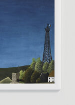 Zbliżenie na detale plakatu oprawionego w drewnianą białą ramkę od Plakatello®: Sekwana w Suresnes Henri Rousseau nocny pejzaż z wieżą Eiffla