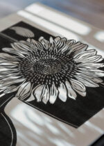 Zbliżenie na detale plakatu: słonecznik w wazonie Samuel Jessurun de Mesquita