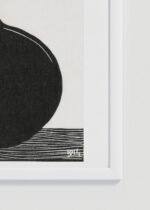 Zbliżenie na detale plakatu oprawionego w drewnianą białą ramkę od Plakatello®: słonecznik w wazonie Samuel Jessurun de Mesquita