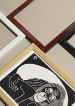 Widok z góry na cztery drewniane ramki, w jednej z nich oprawiony plakat Samuel Jessurun de Mesquita drzeworyt czarno-biały orangutan