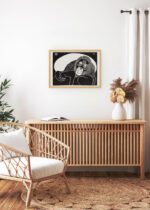 Aranżacja wnętrza, na ścianie wisi plakat w ramce: Samuel Jessurun de Mesquita drzeworyt czarno-biały orangutan