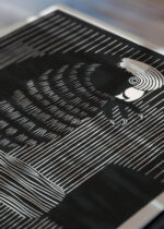 Zbliżenie na detale plakatu: papuga drzeworyt Samuel de Mesquita czarno-biały