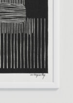 Zbliżenie na detale plakatu oprawionego w drewnianą białą ramkę od Plakatello®: papuga drzeworyt Samuel de Mesquita czarno-biały