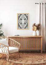 Aranżacja wnętrza, na ścianie wisi plakat w ramce: geometryczny czarno-biały krzyż z promieniami S.J. de Mesquita