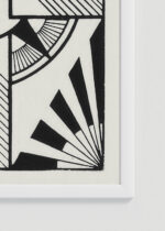 Zbliżenie na detale plakatu oprawionego w drewnianą białą ramkę od Plakatello®: geometryczny czarno-biały krzyż z promieniami S.J. de Mesquita