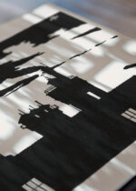 Zbliżenie na detale plakatu: czarno-biały  industrialny Elektrownia gazowa w Amsterdamie