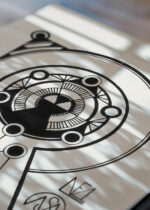 Zbliżenie na detale plakatu: mandala 1910 Samuel Mesquita czarno-biały geometryczny