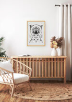 Aranżacja wnętrza, na ścianie wisi plakat w ramce: mandala 1910 Samuel Mesquita czarno-biały geometryczny